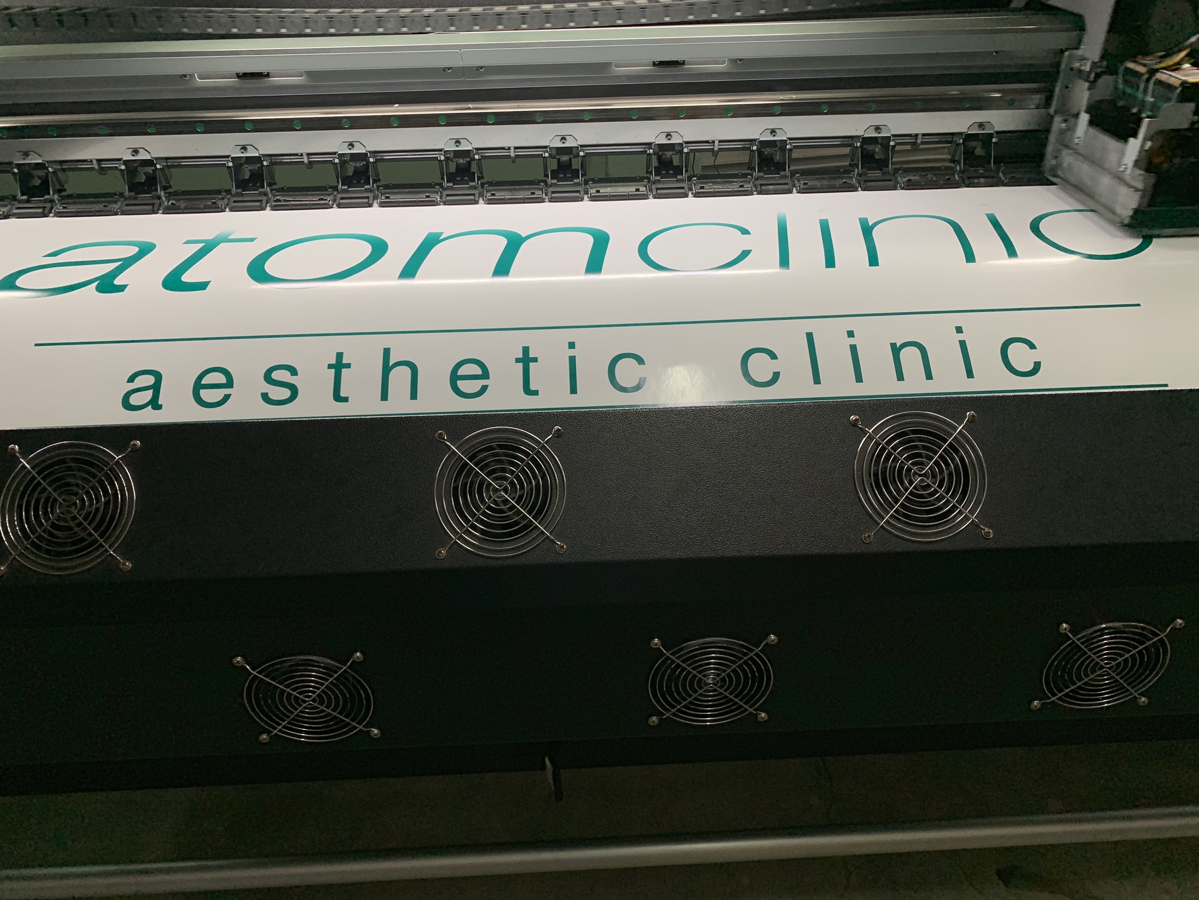 ภาพผลงานป้ายไวนิลราคาถูก : อิงค์เจ็ท สติ๊กเกอร์ atomclinic